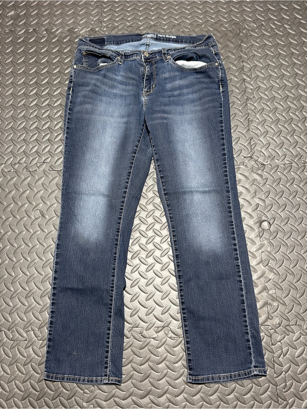 Signature By Levi’s Women’s Curvy Straight Jeans